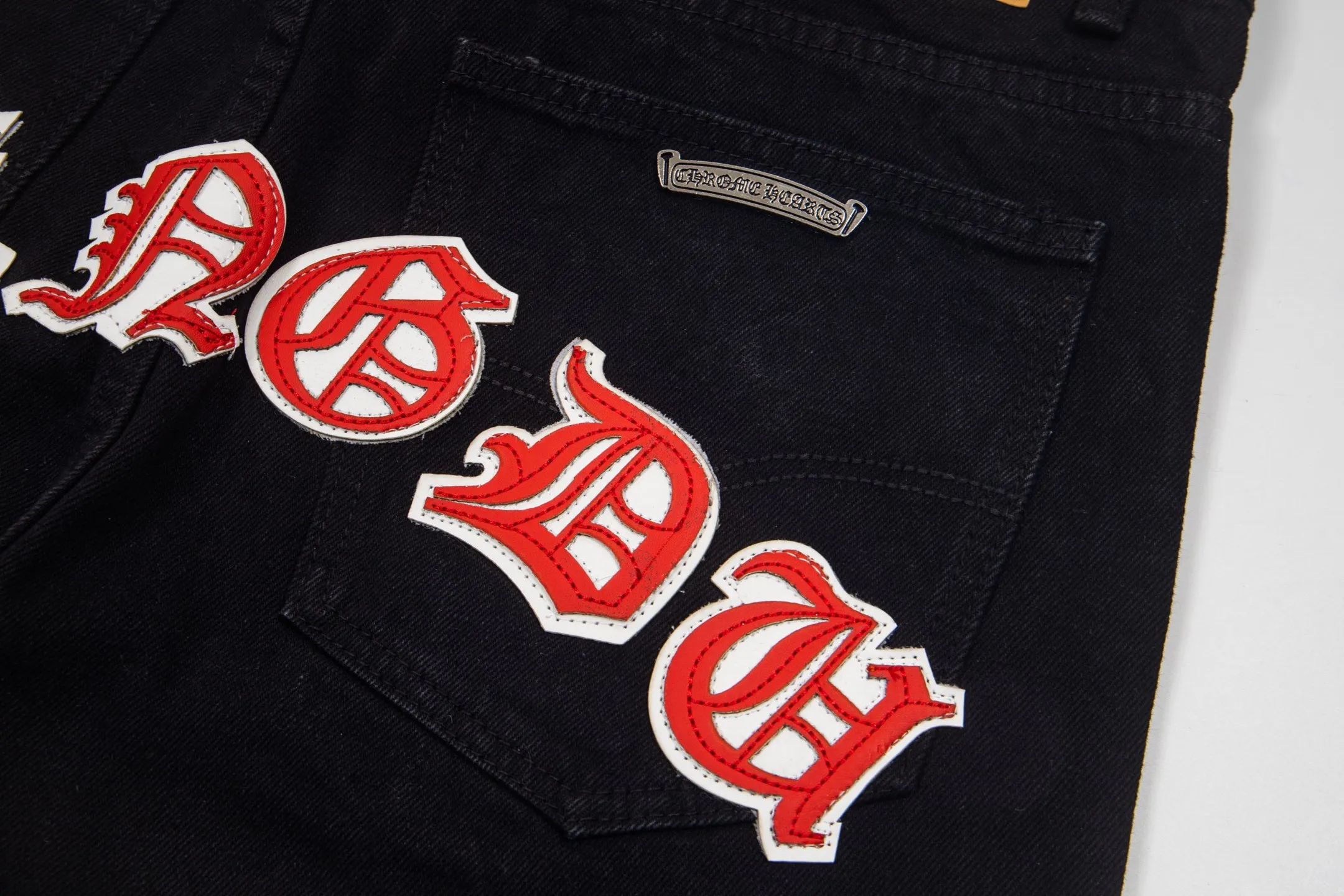 P260 Chrome Hearts Black Pants Sanskrit Red and White Patch Leather Jeans CH jeans need to be washed before being dismantled and then hand-stitched with sheepskin cross leather and then spliced ​​together. The whole piece has too many craftsmanship to explain. The patches are decorated with cross patterns and the high-waisted washed jeans! ! Absolutely high-end luxury products, god-level single products and super popular products, made with top heavy industry, a must-see magic weapon. Customized hardware. The fabric is thick and soft after washing. It has good breathability. Customized small leather label. Unique design. The details are simple and elegant, and the workmanship is exquisite. The entire trousers are neatly routed and the details are in place! It’s so cool that both men and women can easily control the genderless trend! Style number: 1872# Color: black Size: 28 30 32 34